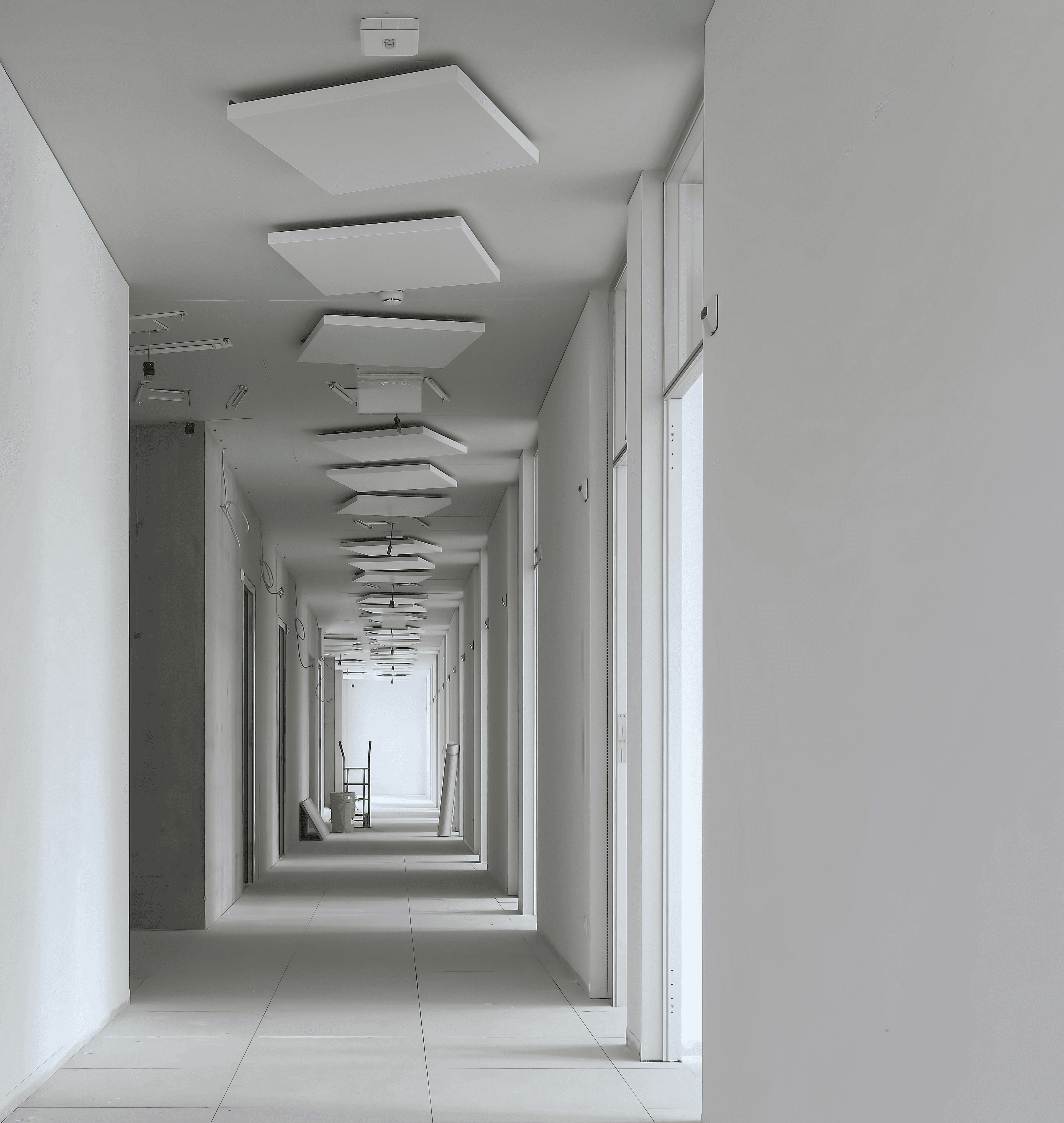 Projeto de closet em drywall com prateleiras e nichos
