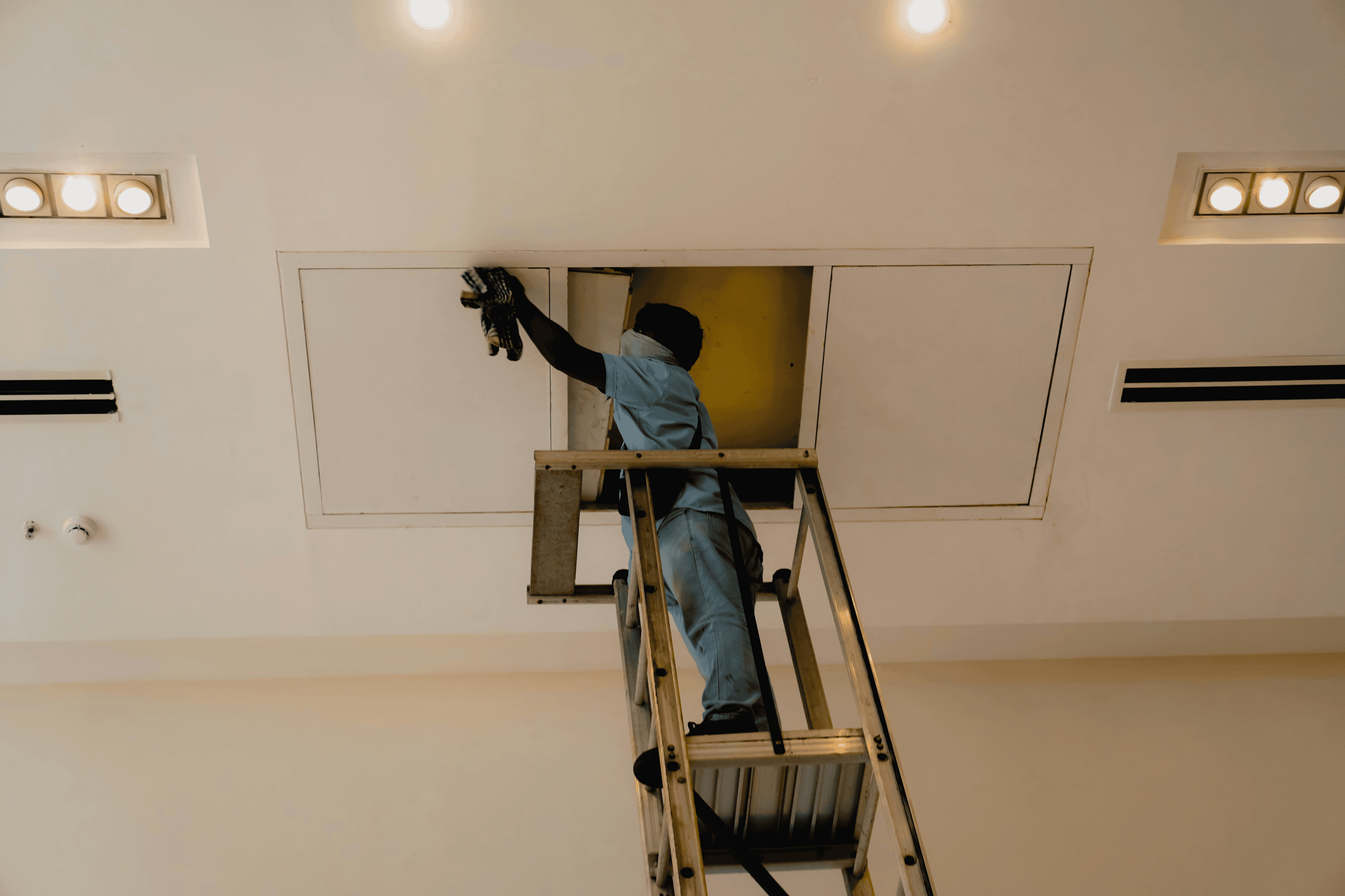 Sala de estar moderna com acabamento de teto rebaixado e iluminação embutida em drywall